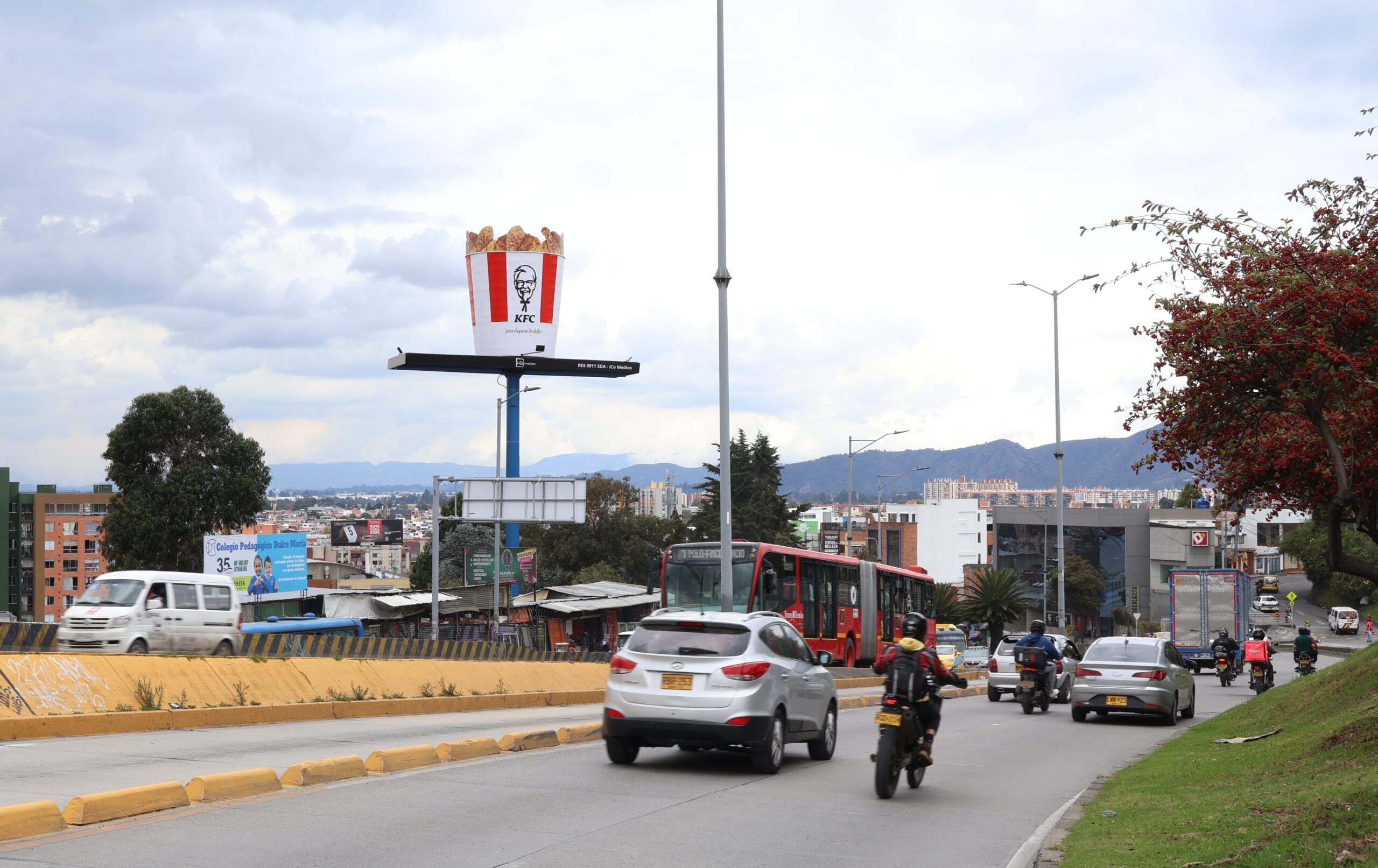 valla de KFC en la via principal de Suba