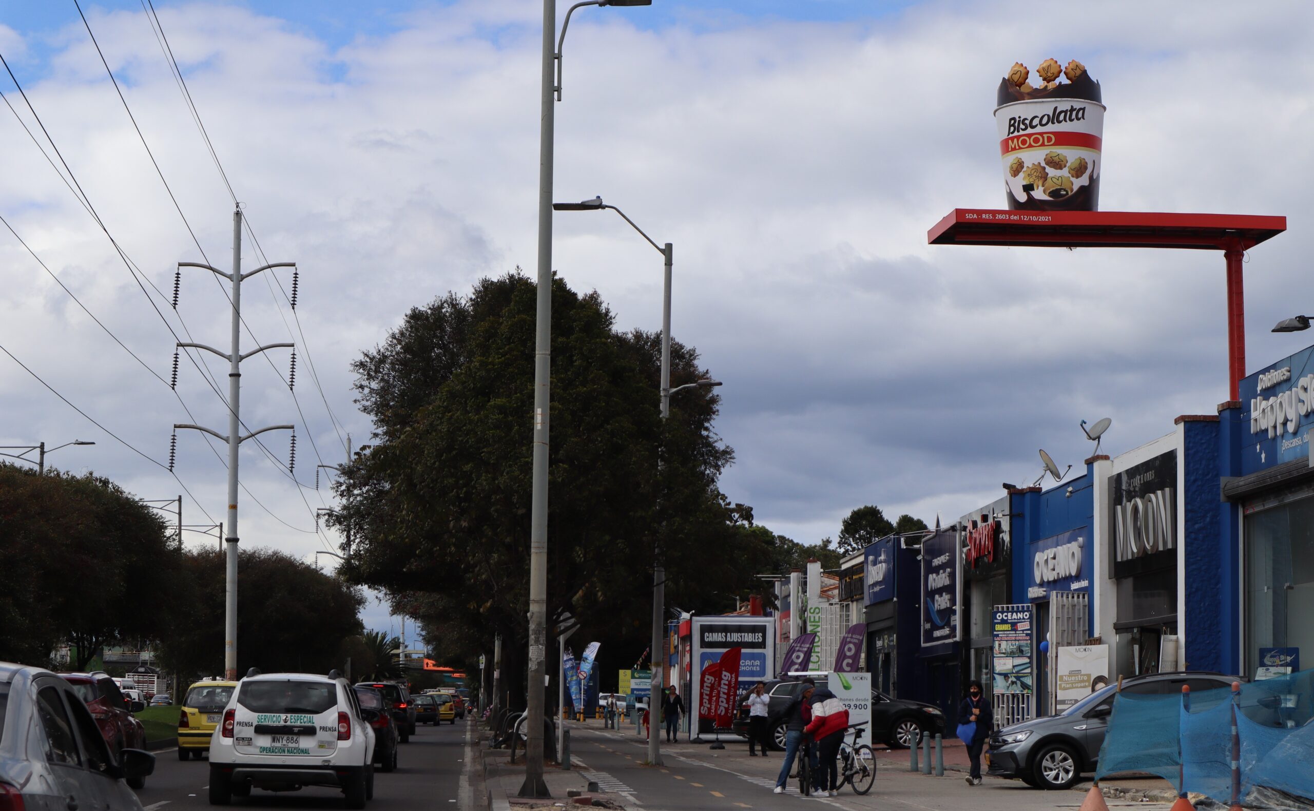 Valla de biscolata en via principal de bogota