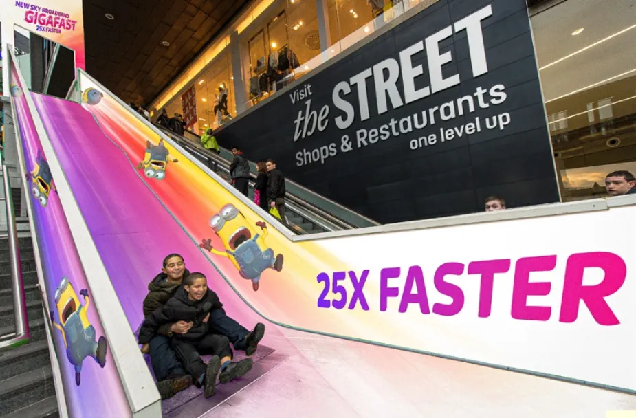 Publicidad exterior en forma de rodadero con los minions