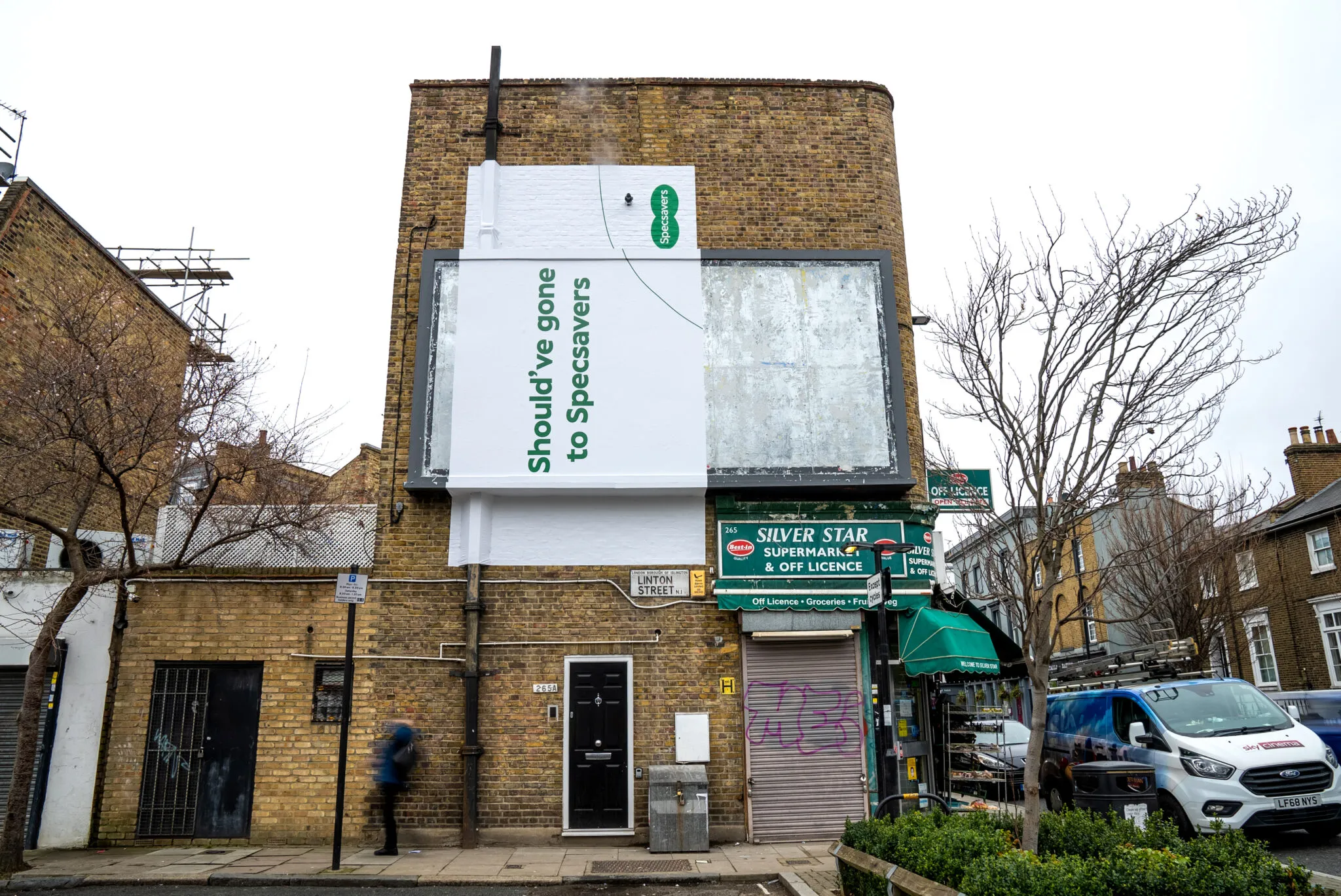 Campaña publicitaria en una fachada