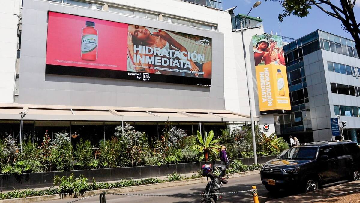 Publicidad Exterior en Fachada de Centro Comercial Portobelo