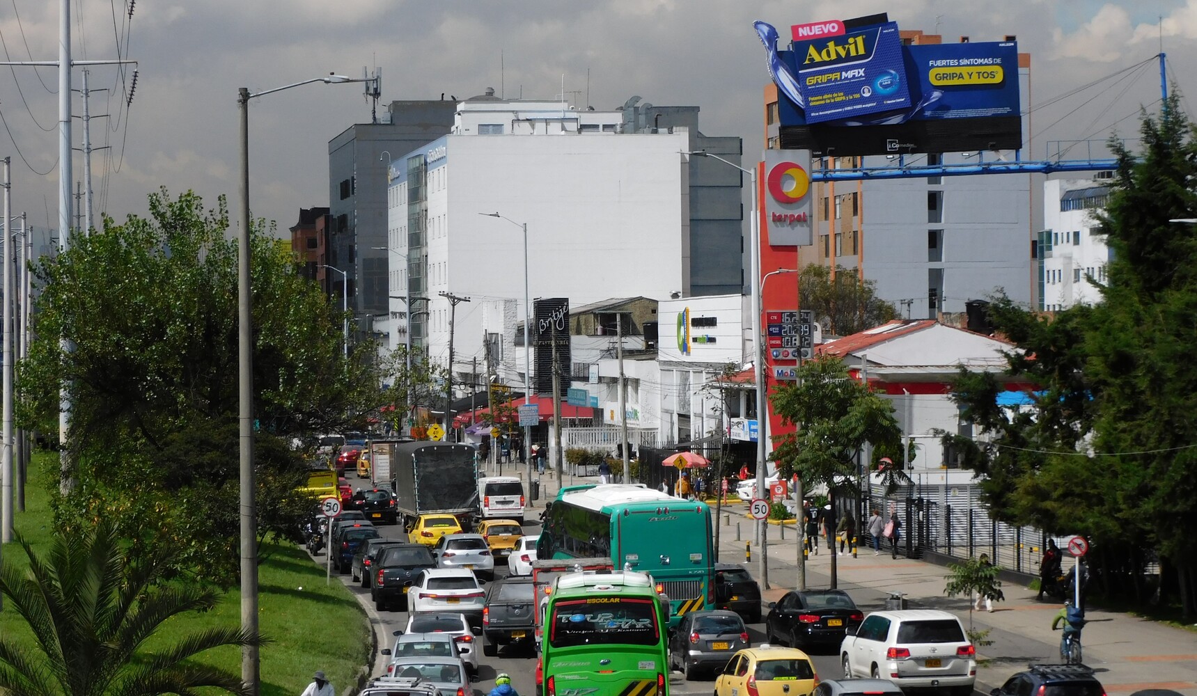Valla publicitaria con media volumetría