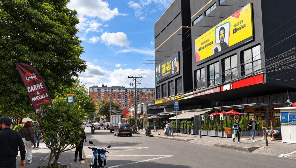 Calle urbana con Smart Fit y parrilla (1) (1)
